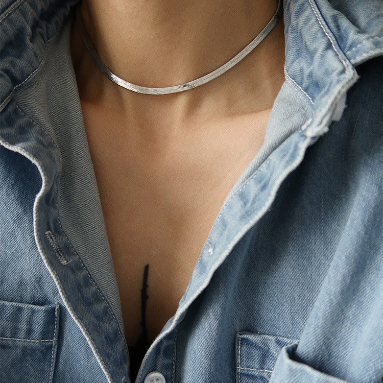 Collana con pendente geometrico minimalista in acciaio al titanio da donna con catena a serpente con finitura lucida e doppia stratificazione per clavicola