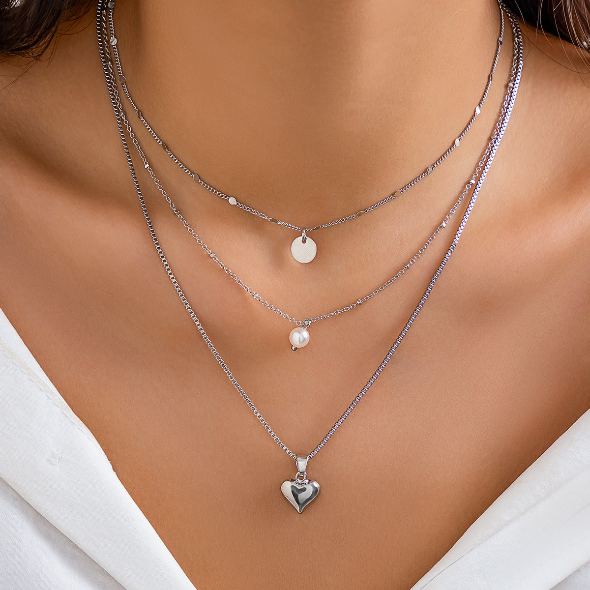 Minimalist Heart-Shaped Alloy Necklace with Rhinestone Inlay and Fringe Detail for Women