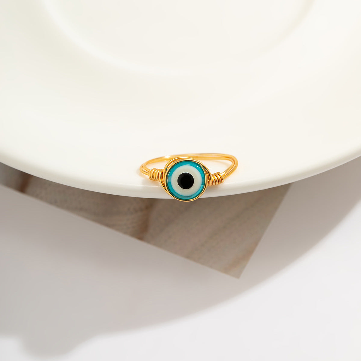 Anillo rústico de cobre hecho a mano con forma geométrica irregular e incrustaciones de cristal para mujer