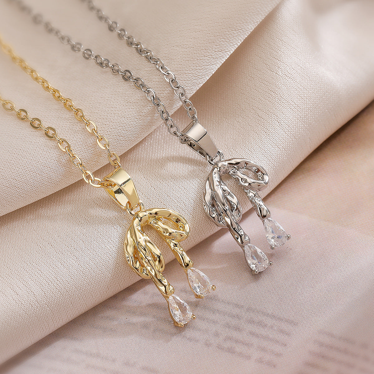Collana pendente a fiocco minimalista in rame placcato oro 18 carati con zirconi, da donna