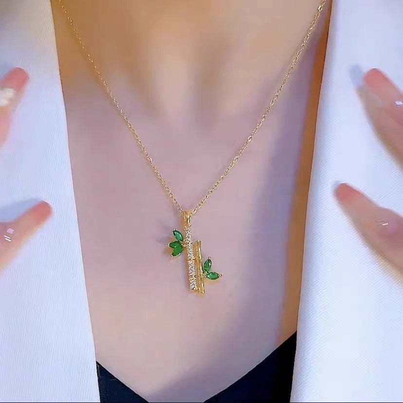 Collana minimalista con ciondolo a bambù verde in acciaio al titanio placcato oro 18 carati con catena a maglie forzatina in zirconi da donna