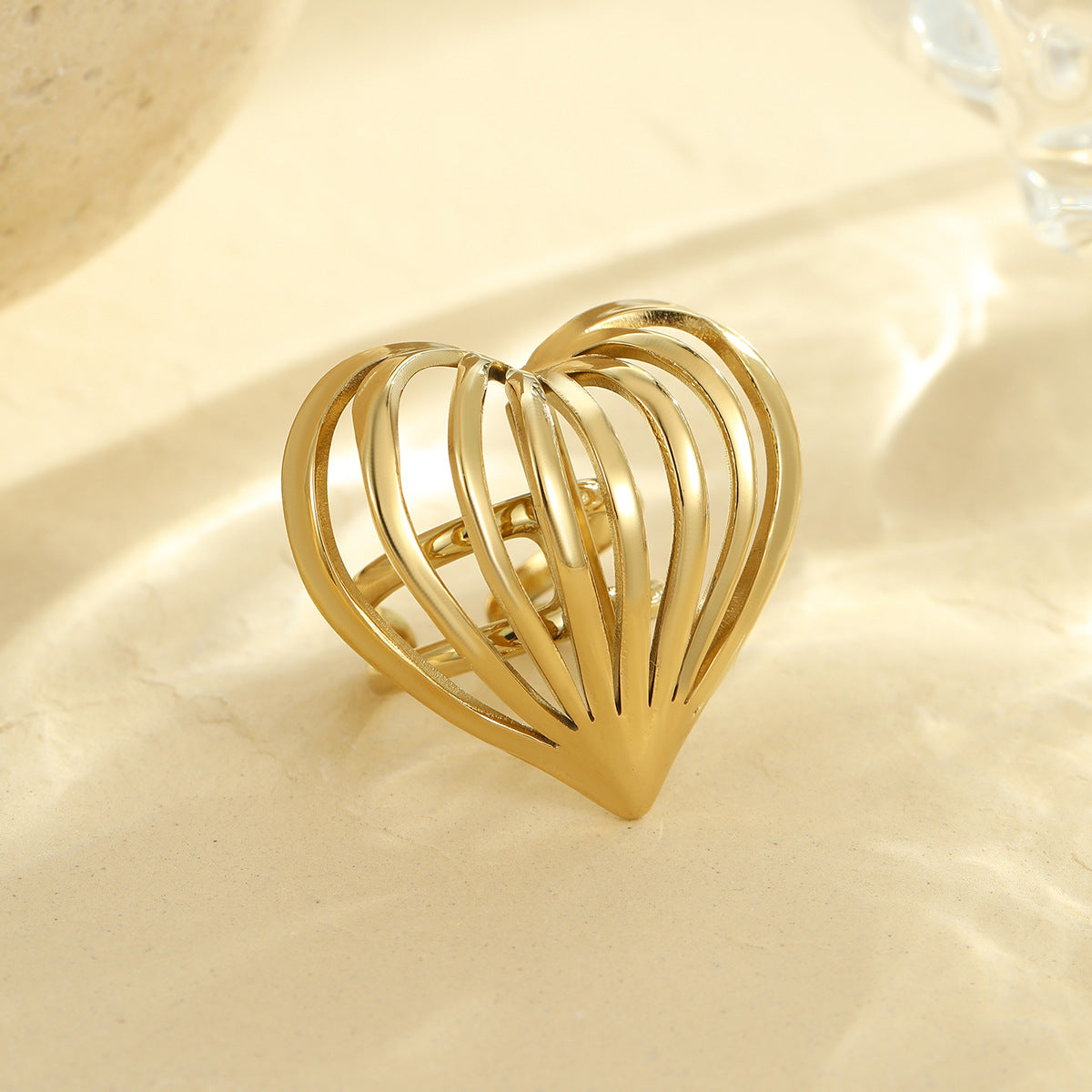 Anello da donna minimalista vintage in acciaio inossidabile placcato oro 18 carati con linea a cuore vuoto