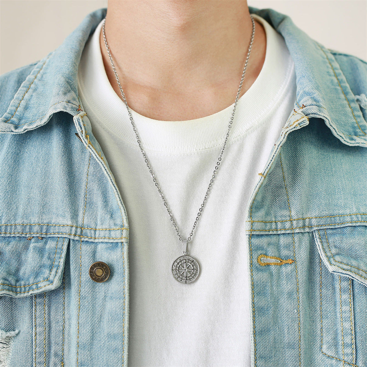 Collana con Pendente Bussola Geometrica per Uomo e Donna in Acciaio Inossidabile con Ciondolo a Moneta in Acciaio al Titanio Lucido