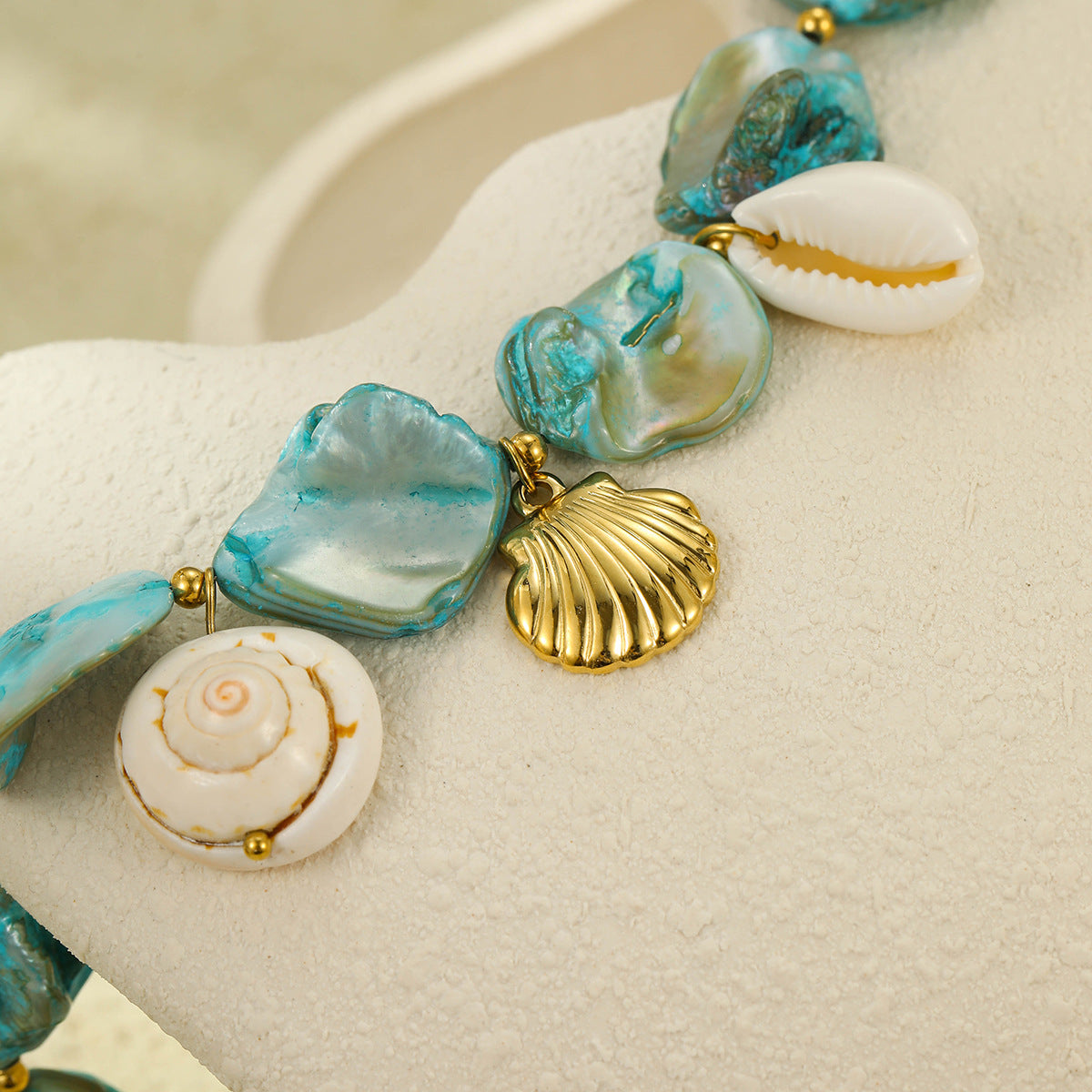 Collana Girocollo Minimalista Irregolare con Ciondolo a Coniglia Marina in Acciaio al Titanio per Donna con Finitura Placcata