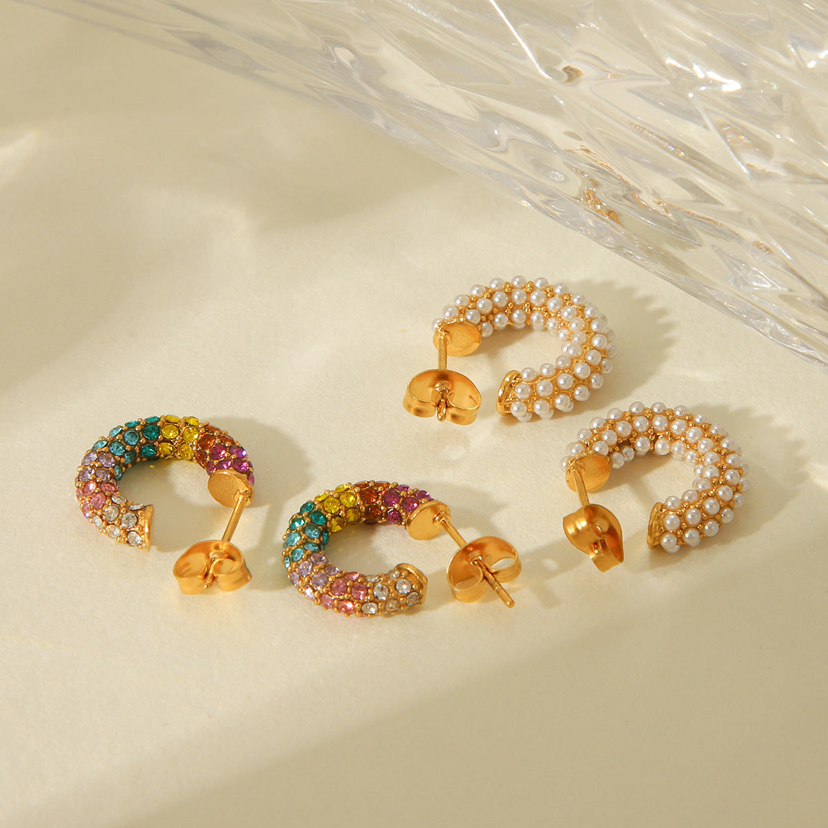 Orecchini a perno minimalisti da donna a forma di C in acciaio inossidabile con intarsio di strass e accenti di perle