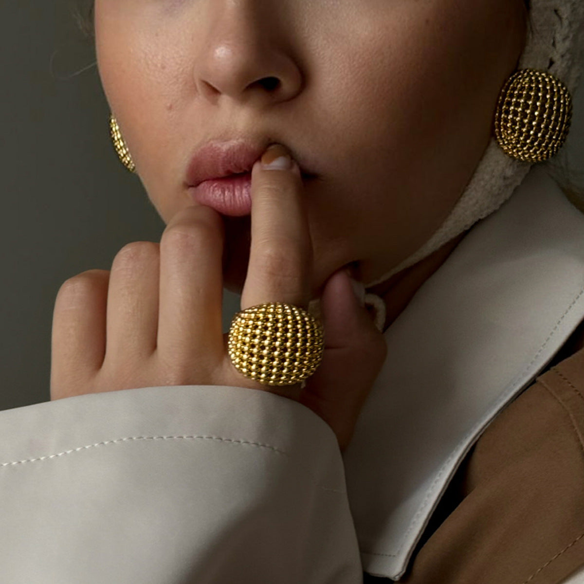 Anillo de acero inoxidable geométrico chapado para mujer con estética minimalista de lujo