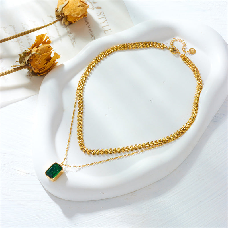 Elegante Collana con Ciondolo Quadrato Minimalista Verde Smeraldo in Acciaio al Titanio con Finitura Placcata per Donne
