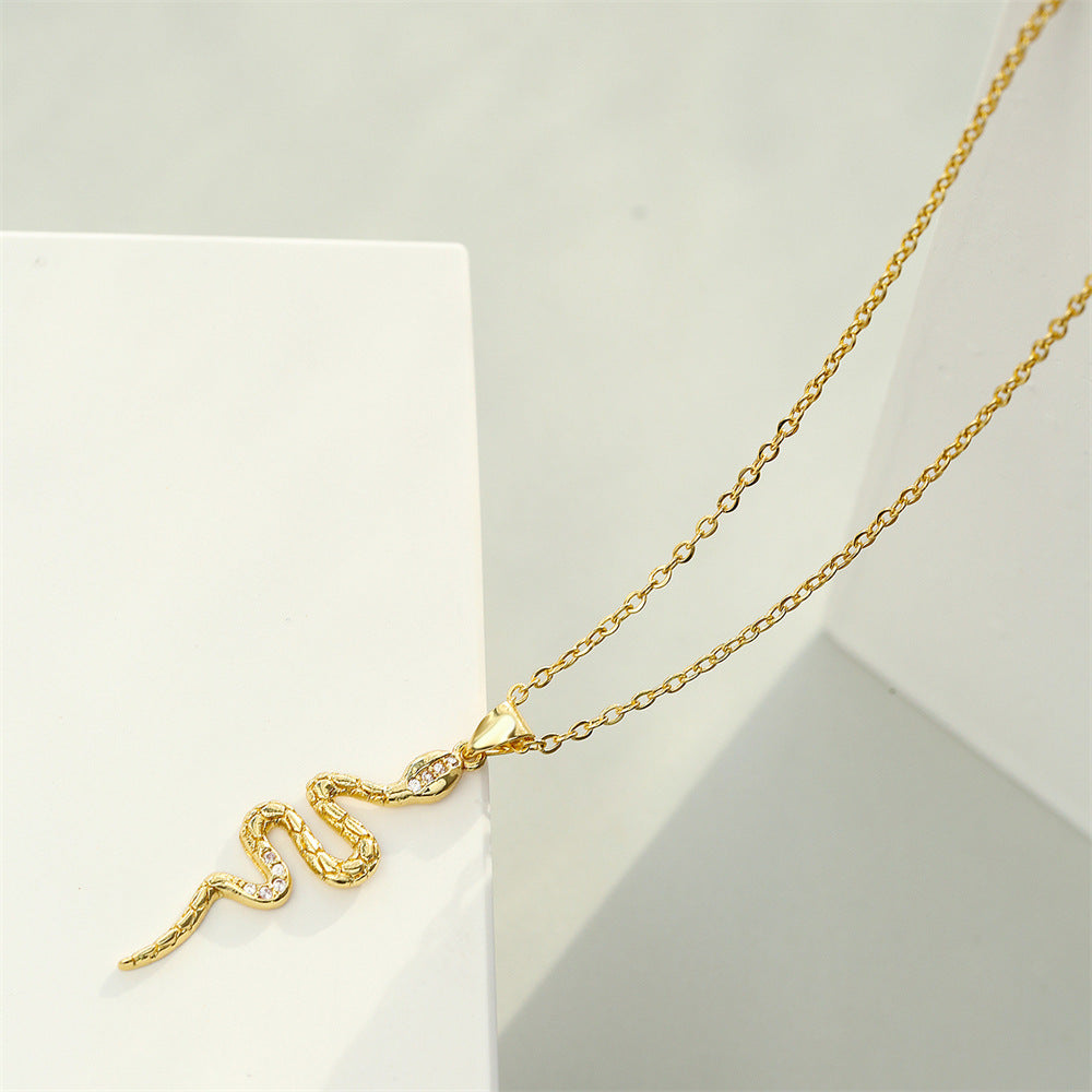 Collana con Ciondolo a Forma di Serpente Minimalista da Donna in Rame con Zirconi Micro-Incastonati e Placcatura in Oro 18K