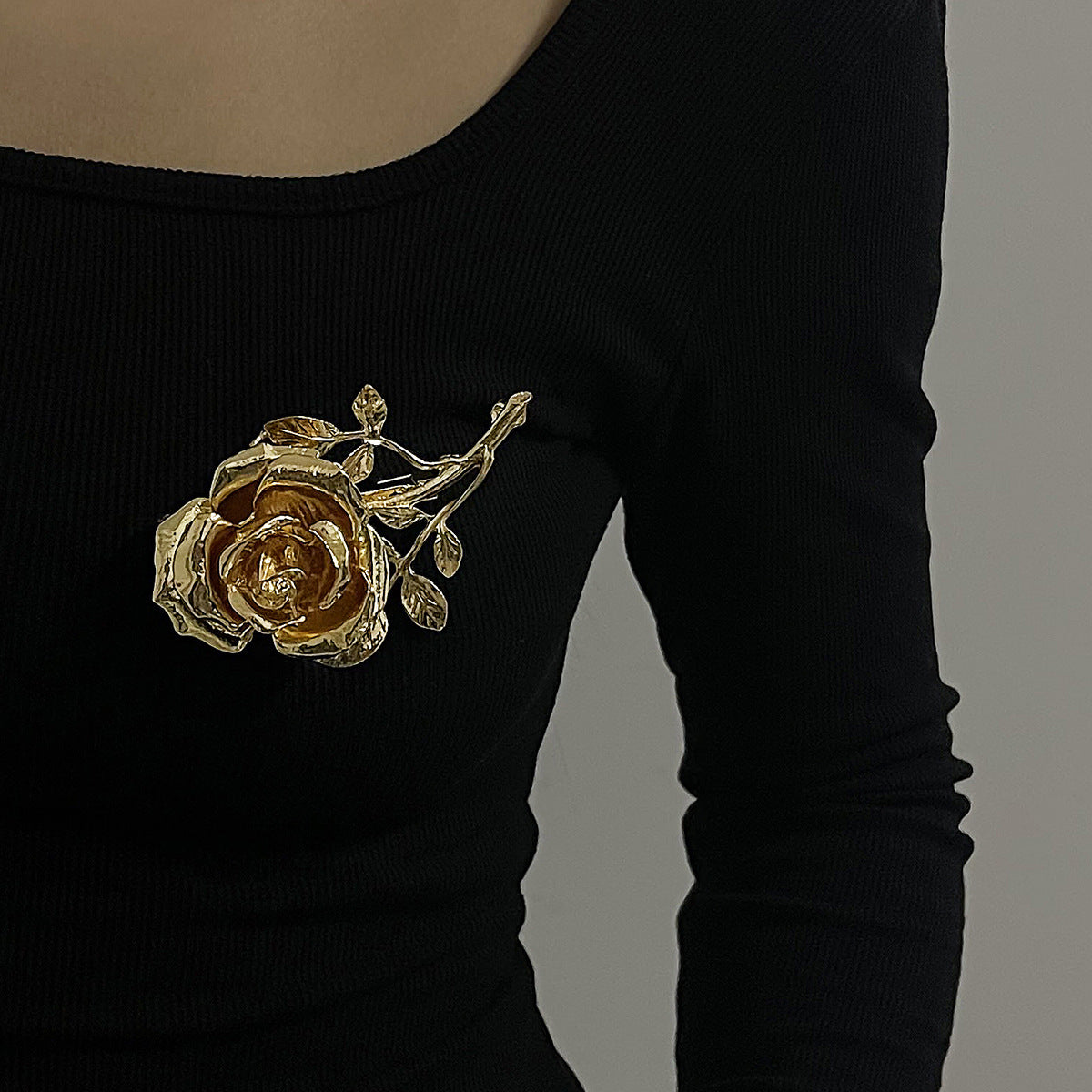 Broche floral de rosa 3D estilo vintage en aleación con acabado galvanizado para mujer
