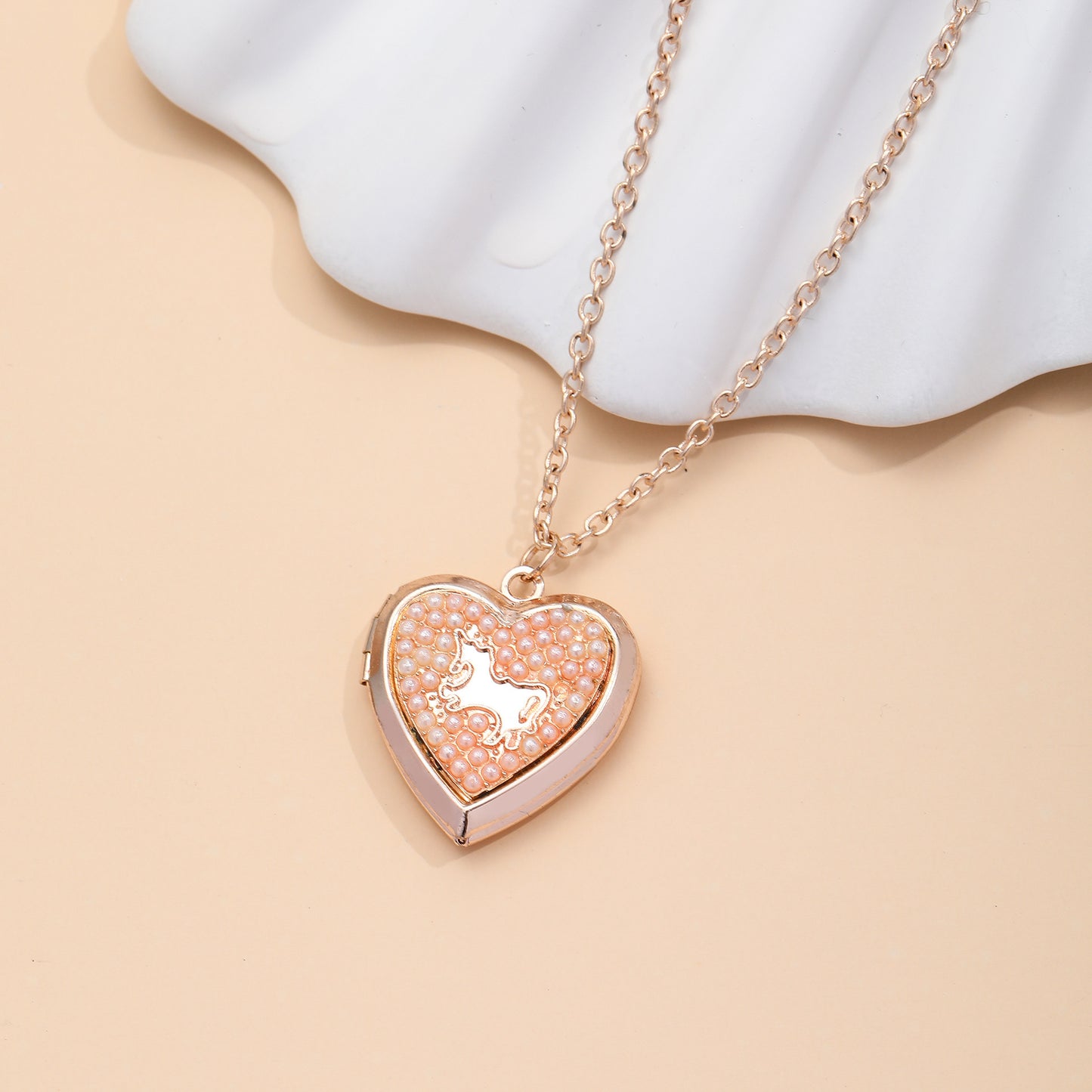 Collar con colgante en forma de corazón estilo dibujo animado para niños, cadena de aleación con incrustaciones de perlas, diseño de relicario que se abre
