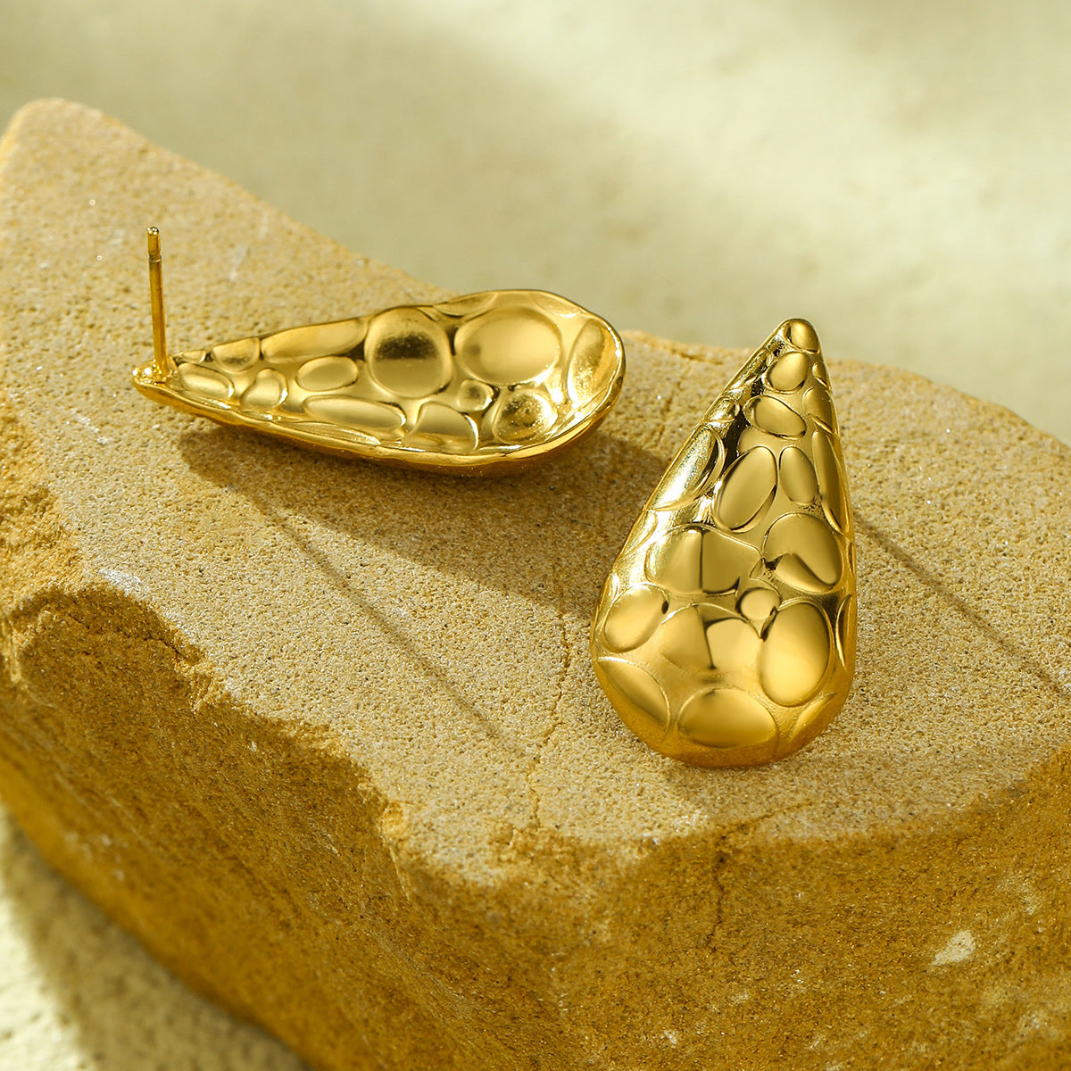 Orecchini a Goccia Irregolare in Acciaio al Titanio Stile Minimalista INS con Placcatura in Oro 18K e Texturizzazione Martellata