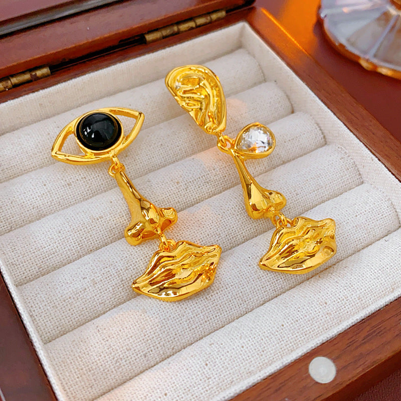 Vintage Heart-Shaped Floral Teardrop Hollow-Out Alloy Stud Earrings with Rhinestone Inlay for Women