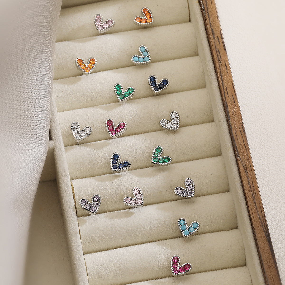 Orecchini a perno da donna minimalisti a forma di cuore, placcati in rame dorato e zirconi con incastonatura micro-pavé