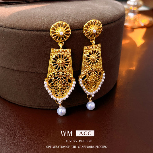 Pendientes de aro florales vintage con detalles de perlas en aleación con postes de acero chapados en plata para mujer