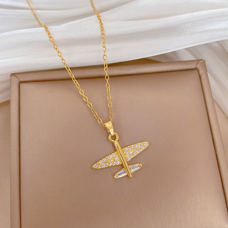Collana Minimalista in Acciaio al Titanio a Forma di Aereo con Intarsio di Strass da Donna, Ciondolo Geometrico su Catena in Acciaio al Titanio