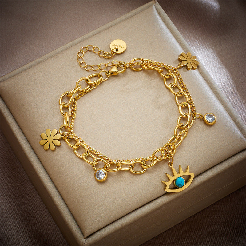 Bracciale con ciondolo a farfalla d'ispirazione vintage in acciaio al titanio con intarsi in strass e dettagli traforati