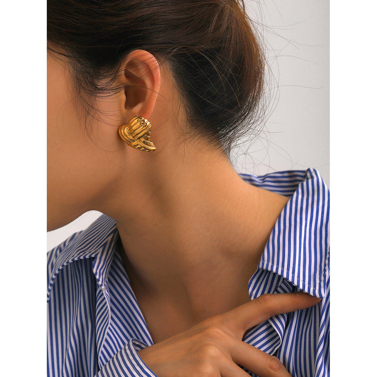 Orecchini Minimalisti a Cuore in Acciaio al Titanio con Placcatura in Oro 18K e Finitura in Acciaio Inox da Donna
