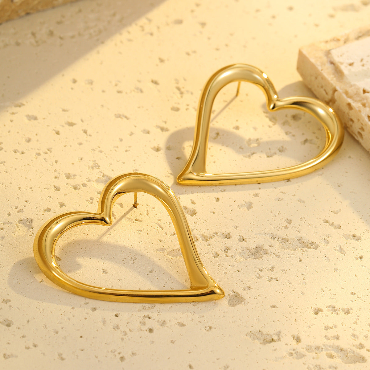 Aretes de acero inoxidable con forma de corazón a la moda con chapado en oro de 18 quilates para mujer
