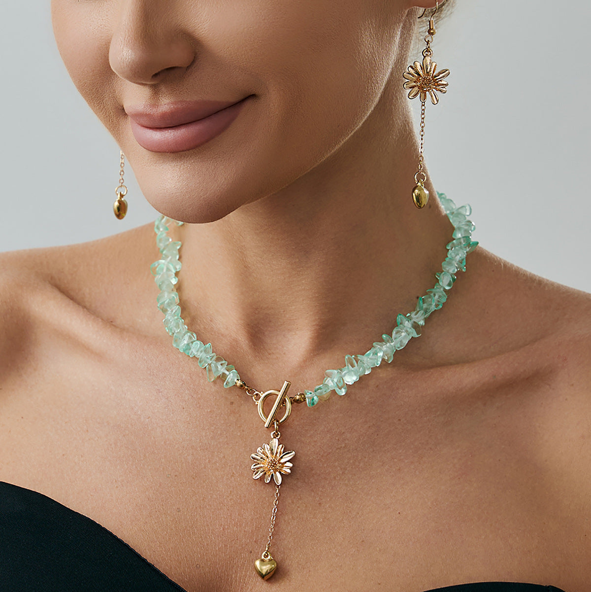 Set di collane con ciondolo a margherita bohémien e cuore con accenti turchesi su una delicata catena per clavicola