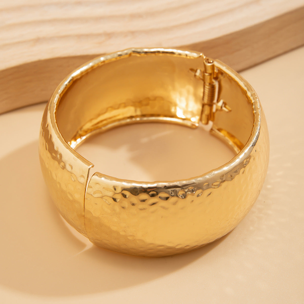 Pulsera ancha minimalista con textura de metal y diseño de serpiente para mujer con acabado galvanizado y diseño de anillo circular
