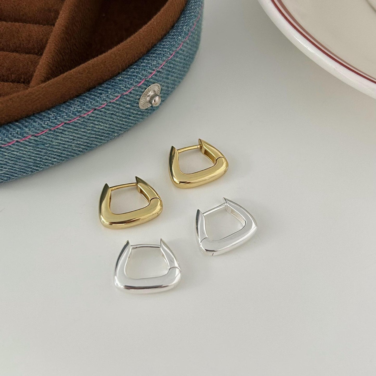 Orecchini a perno minimalisti a forma di lettera in argento sterling 925 con finitura placcata, design a doppio anello