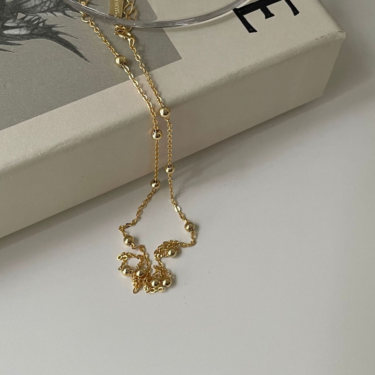 Deliziosa collana in argento sterling 925 placcato oro con dettagli a pois e a righe