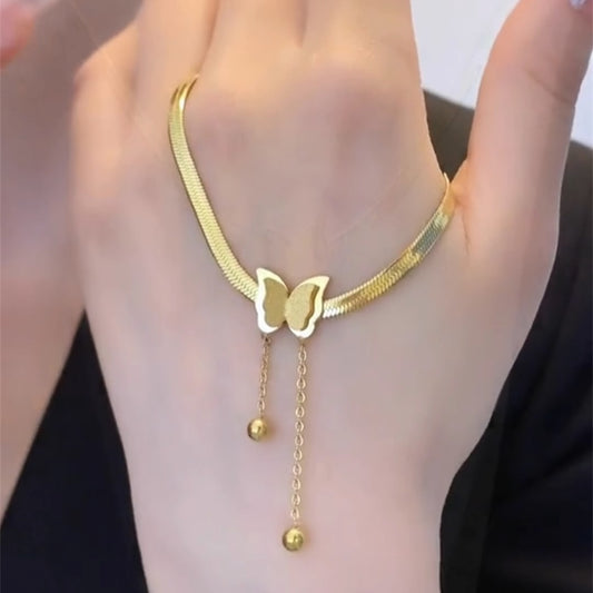 Collana con ciondolo a farfalla minimalista da donna in acciaio al titanio con placcatura in oro rosa e catena snake