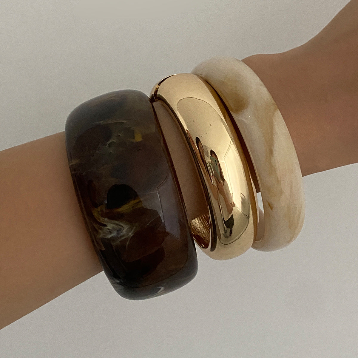 Bracciale da donna minimalista geometrico in acrilico e lega con finitura placcata