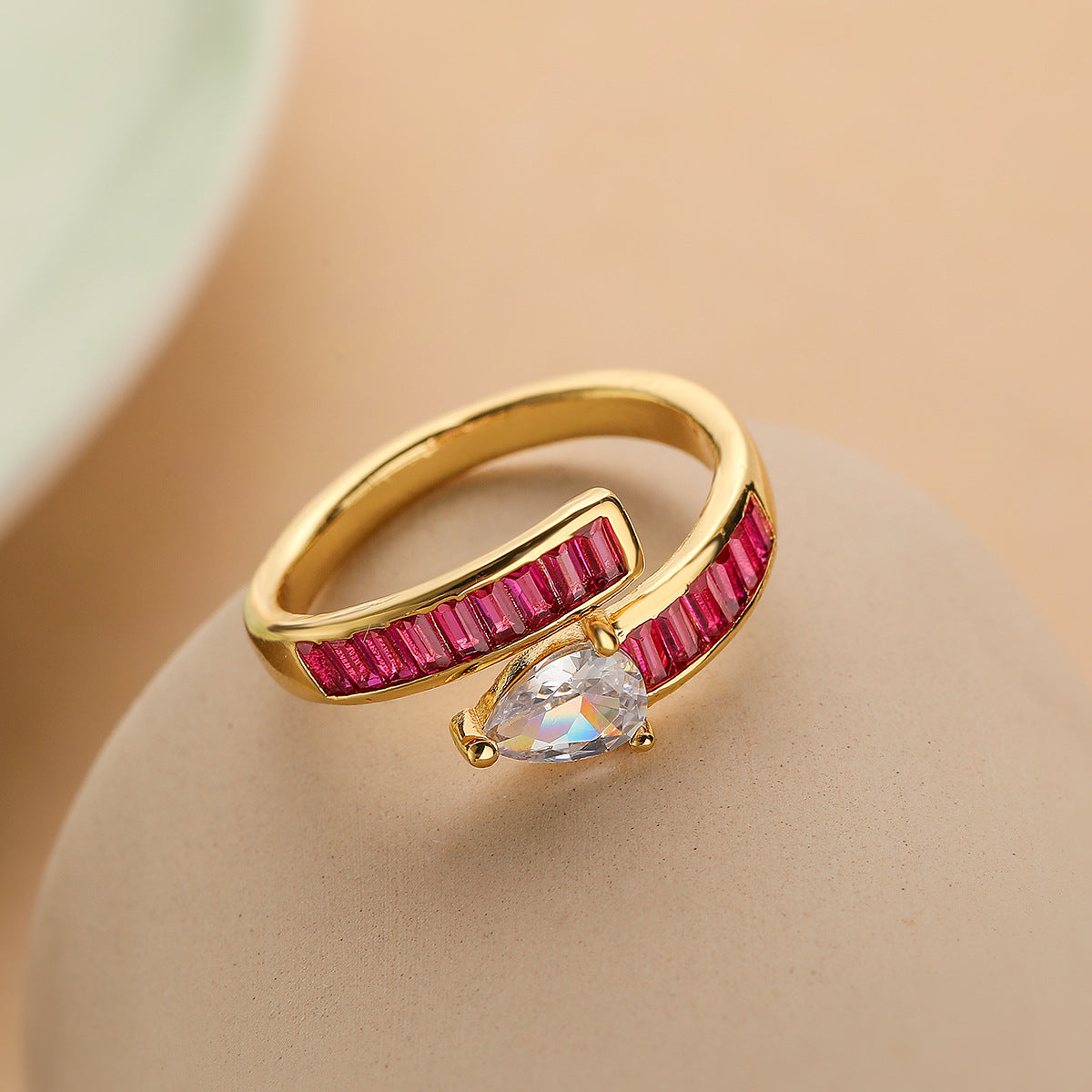 Anello da donna irregolare geometrico minimalista in rame placcato oro vero con intarsio di zirconi