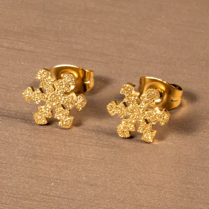 Orecchini a perno minimalisti a forma di cuore in acciaio al titanio con design a fiore di neve e finitura placcata lucida per donna
