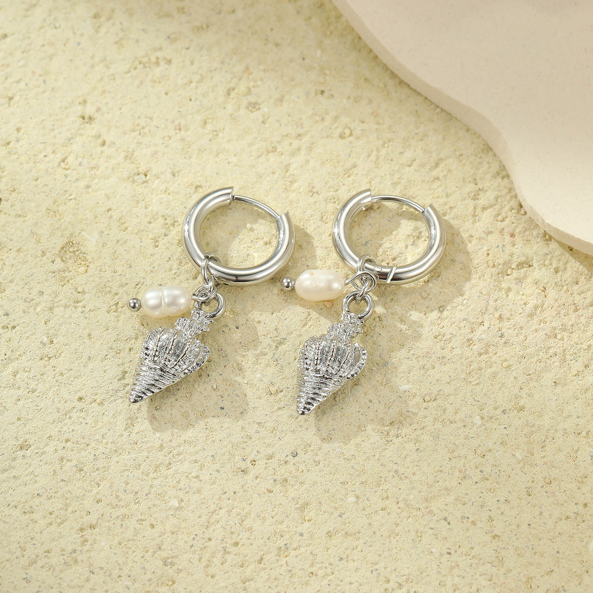 Pendientes vintage de acero de titanio con forma de concha y perlas incrustadas para mujer, aros de acero inoxidable chapados con estética minimalista de lujo