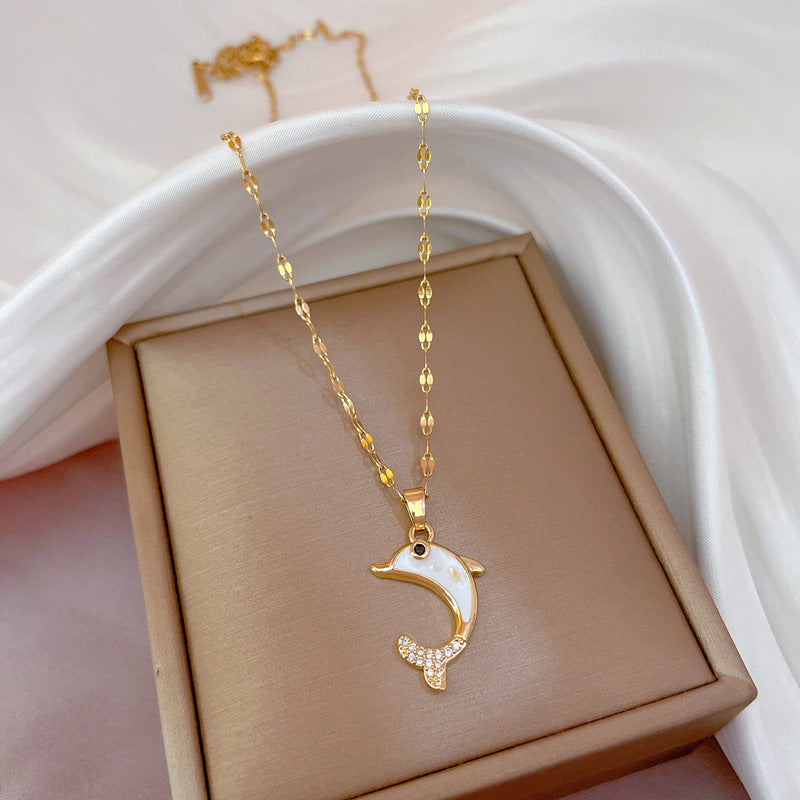 Collar con colgante de delfín de dibujos animados en acero titanio con acabado esmaltado y detalles de diamantes de imitación microincrustados para mujeres y hombres