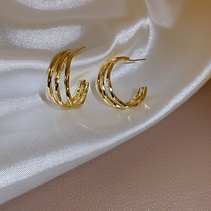 Orecchini a farfalla geometrici chic con perle d'acqua dolce e intarsio di zirconi su perni in argento sterling 925