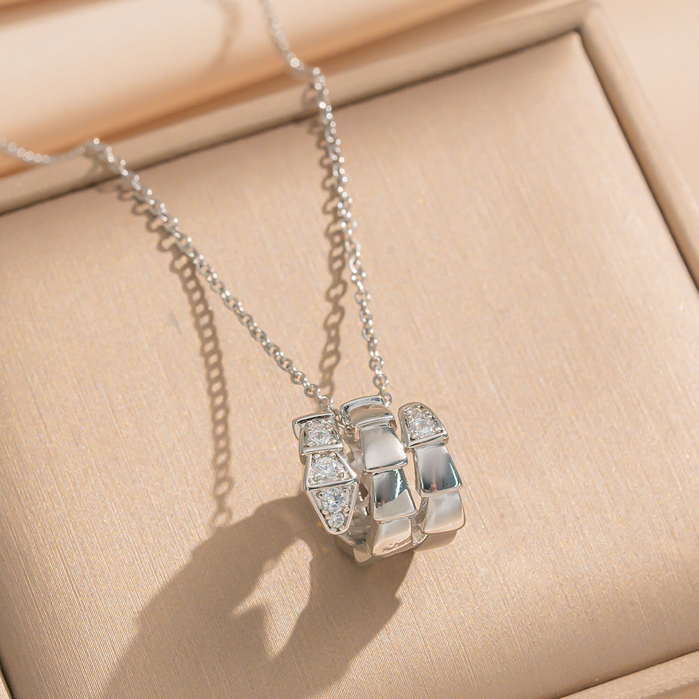 Light Luxury Star-Shaped Pendant Necklace for Women with 18K Gold Plated Copper and Titanium Steel O-Chain