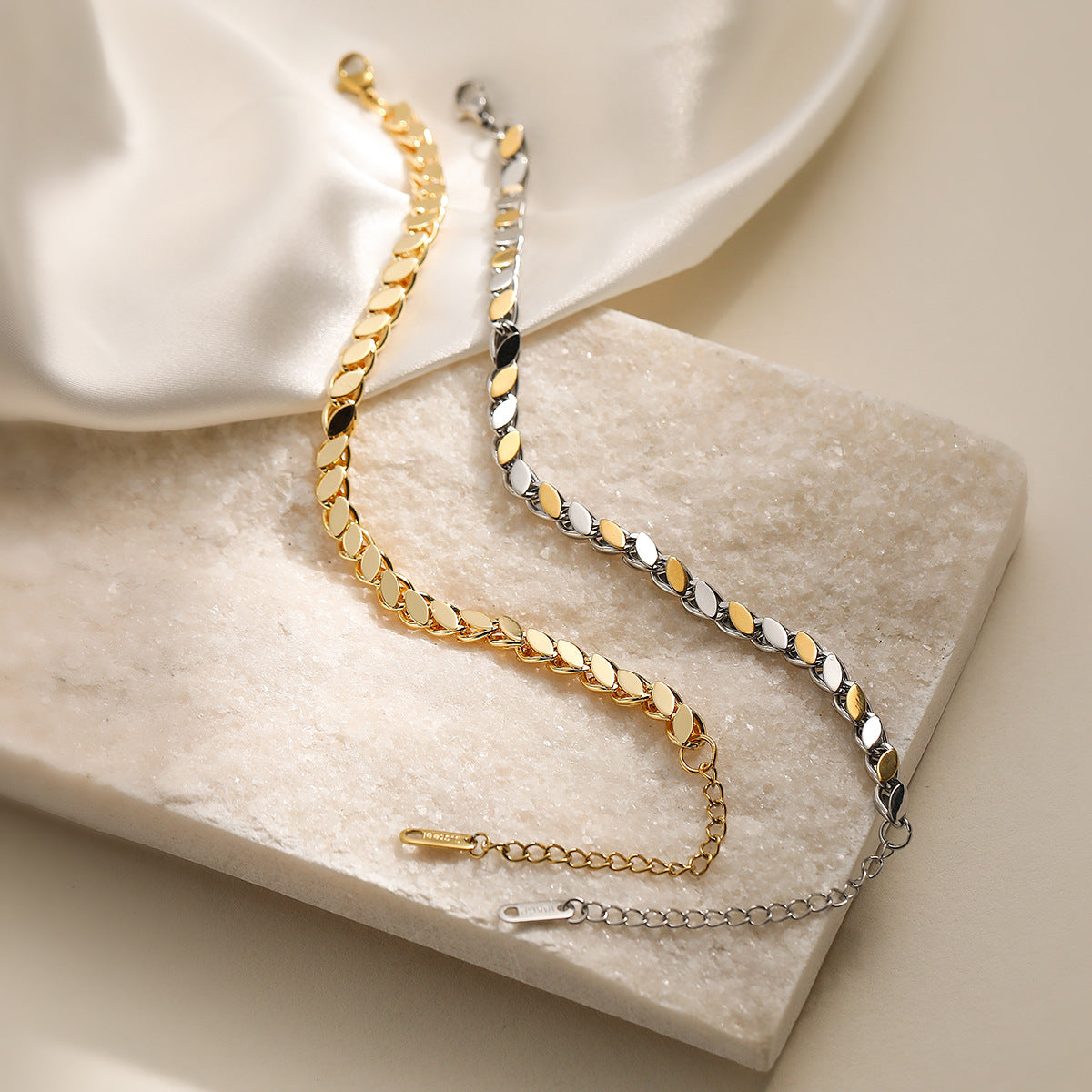 Bracciale vintage geometrico in acciaio inossidabile da donna con placcatura in oro 18 carati, design irregolare, accessorio alla moda per tutti i giorni