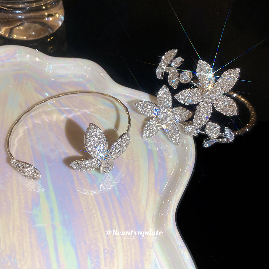 Elegante bracciale rigido aperto floreale con intarsio in strass in rame da donna, accessorio di moda minimalista di lusso