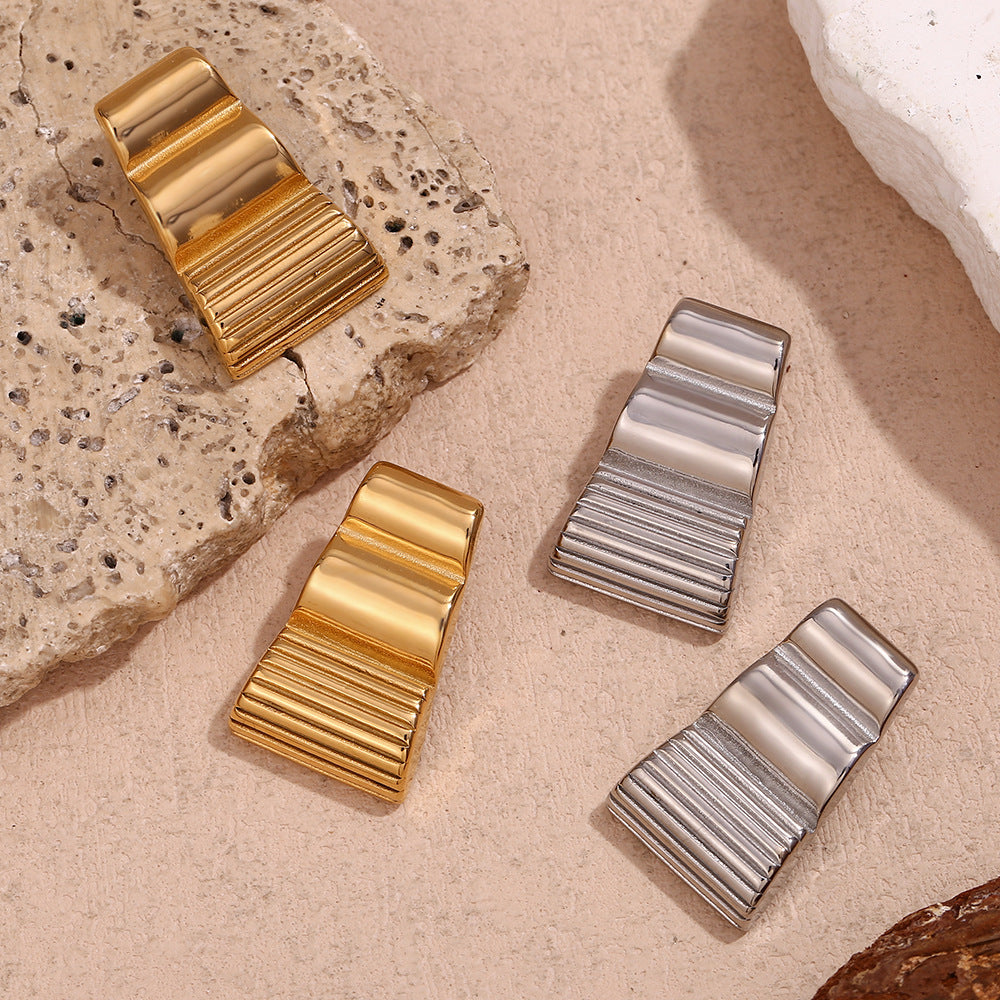 Orecchini da donna in acciaio inossidabile placcati oro 18 carati, dal design vintage alla moda, geometrico e con barra rettangolare ondulata