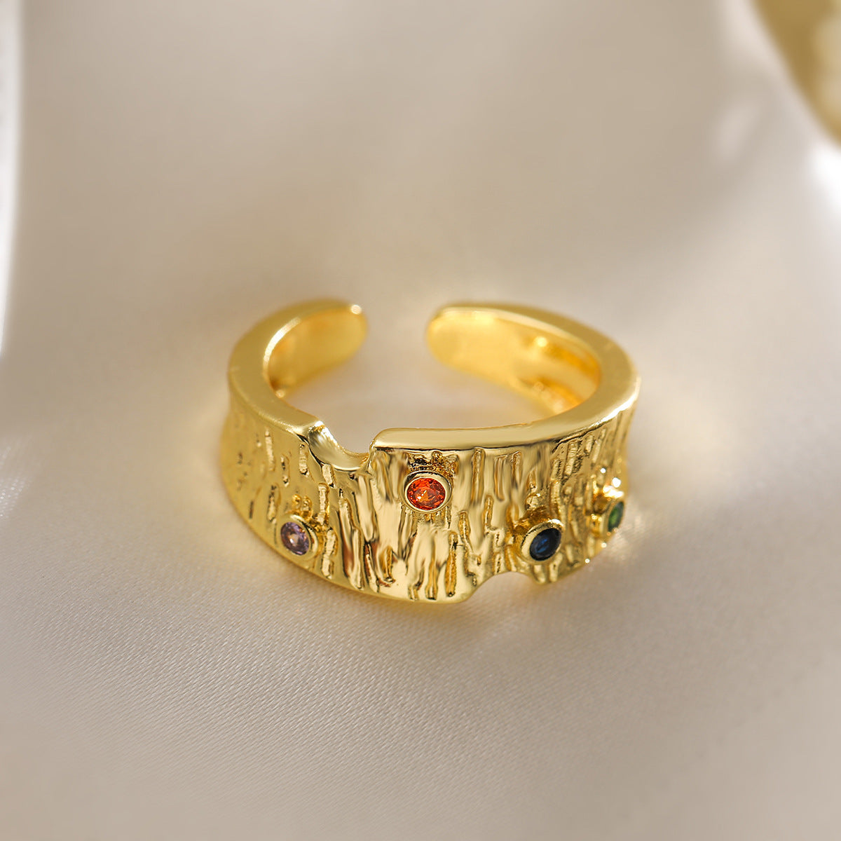 Anello Aperto Geometrico Minimalista da Donna in Ottone Placcato Oro con Intarsio di Zirconi