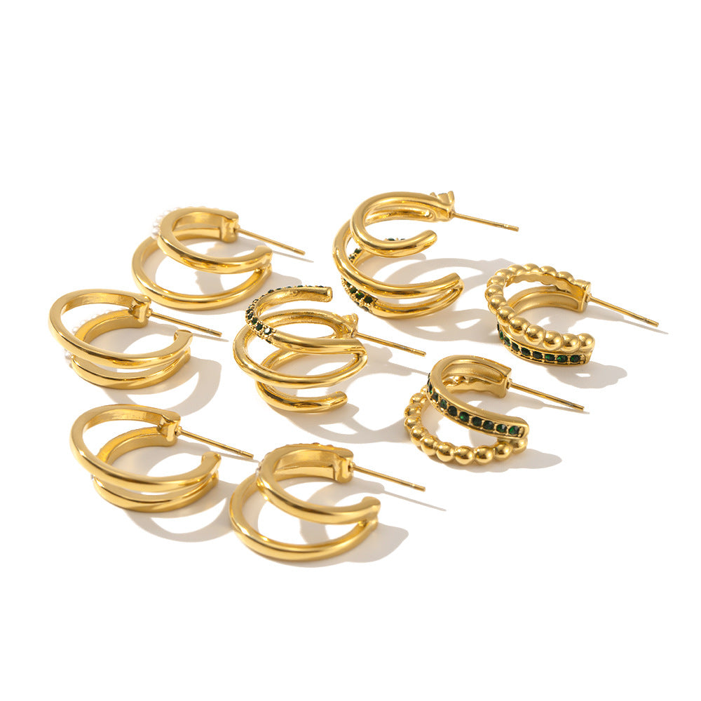 Orecchini da donna in acciaio al titanio a forma di C geometrica stile INS con placcatura in oro 18 carati e intarsio di strass verdi e bianchi