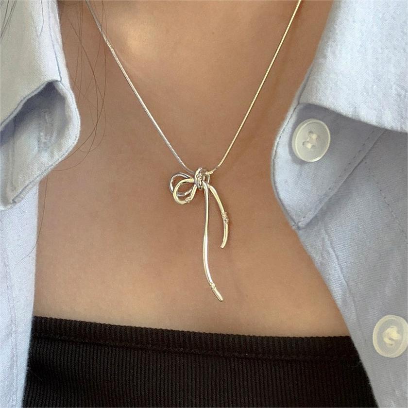 Collana con ciondolo nodo a fiocco minimalista in argento sterling 925 con accento geometrico