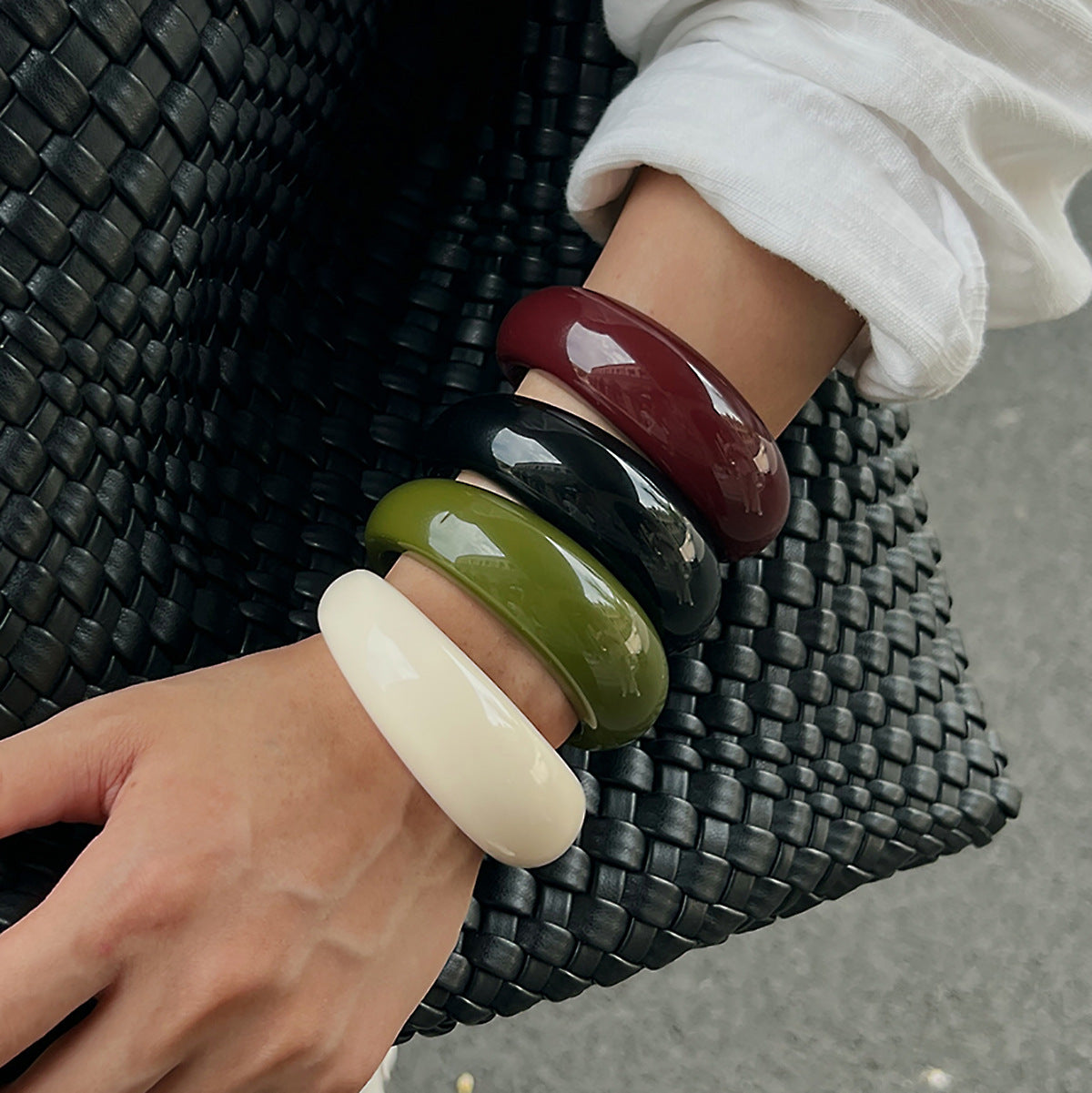 Bracciale a cerchio da donna, aperto, ampio, geometrico minimalista a forma di C con finitura in resina lucida
