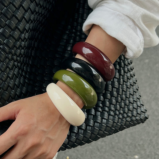 Bracciale a cerchio da donna, aperto, ampio, geometrico minimalista a forma di C con finitura in resina lucida