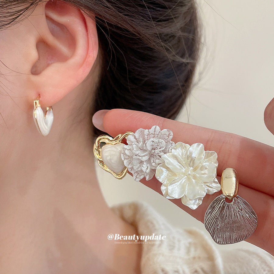 Elegante set di orecchini a perno con perle floreali e perni in acciaio placcato oro per donna