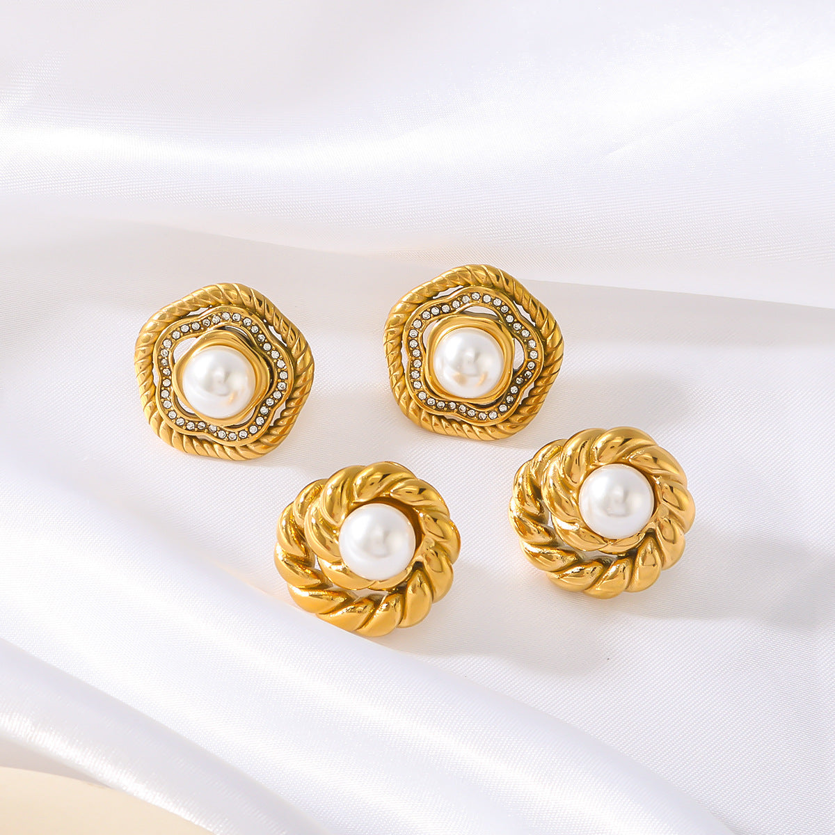 Orecchini a perno tondi vintage in acciaio inossidabile placcato oro con intarsio di perle e zirconi da donna