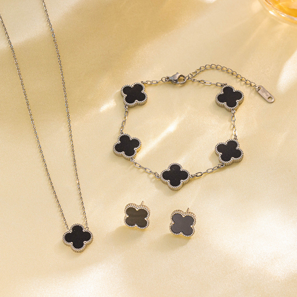 Set di collana, bracciale e orecchini a lobo da donna in acciaio al titanio minimalista con quadrifoglio fortunato