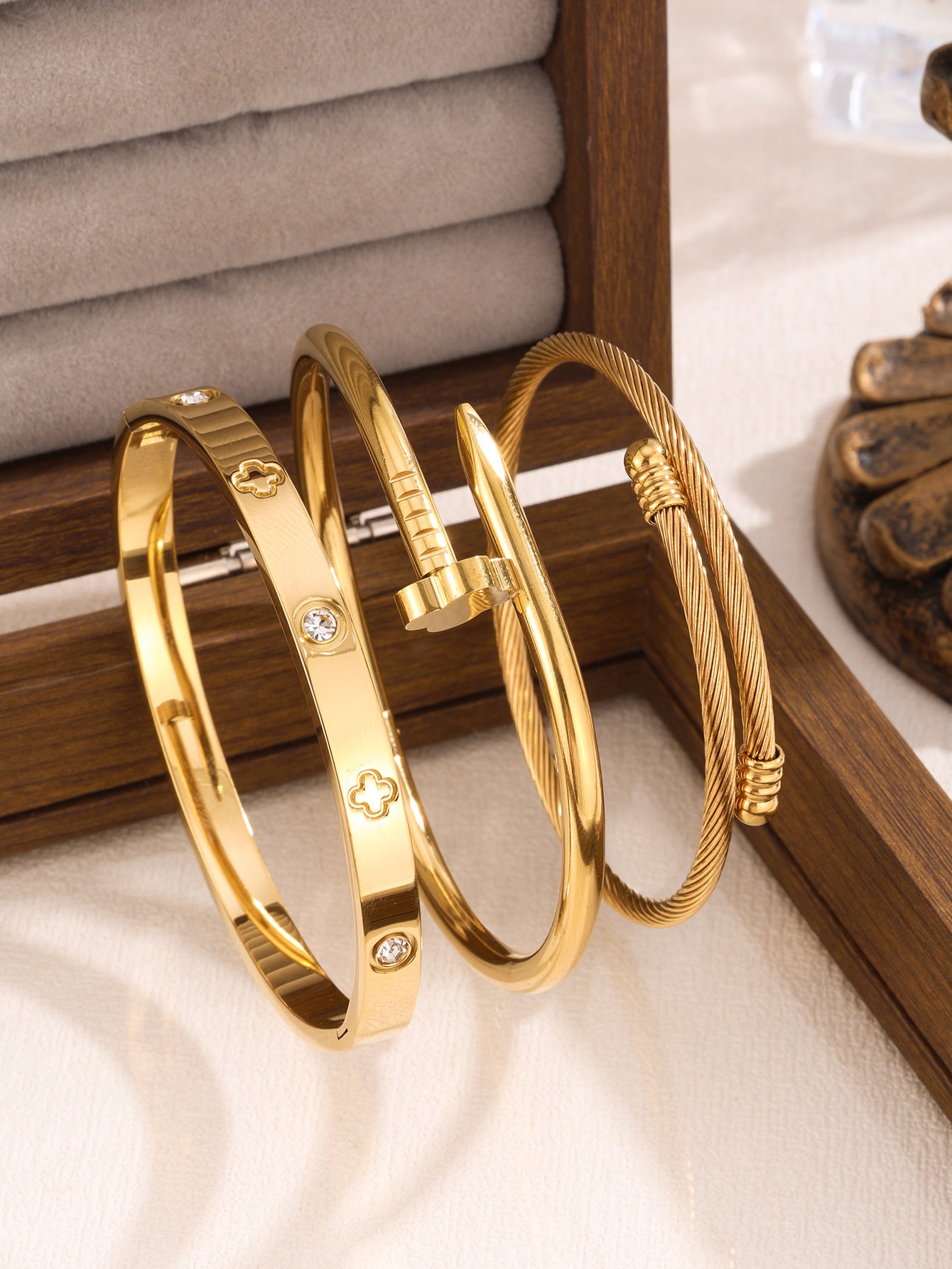Juego de pulseras de acero inoxidable con trébol de cuatro hojas, incrustaciones de diamantes de imitación y chapado en oro al vacío de 18 quilates, estilo minimalista y a la moda