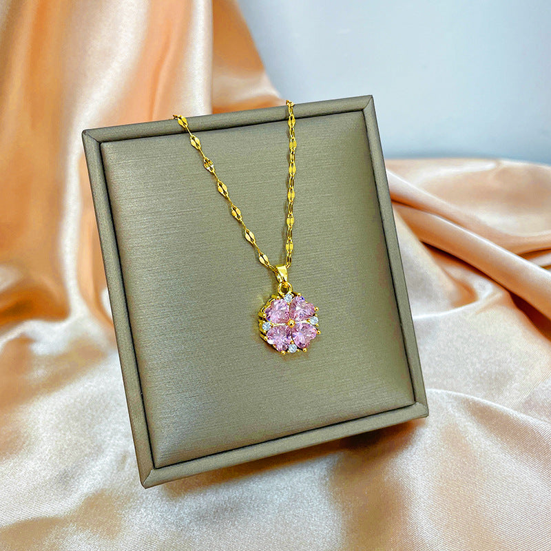 Collana con ciondolo girevole a quadrifoglio in acciaio al titanio con zirconi micropavé da donna