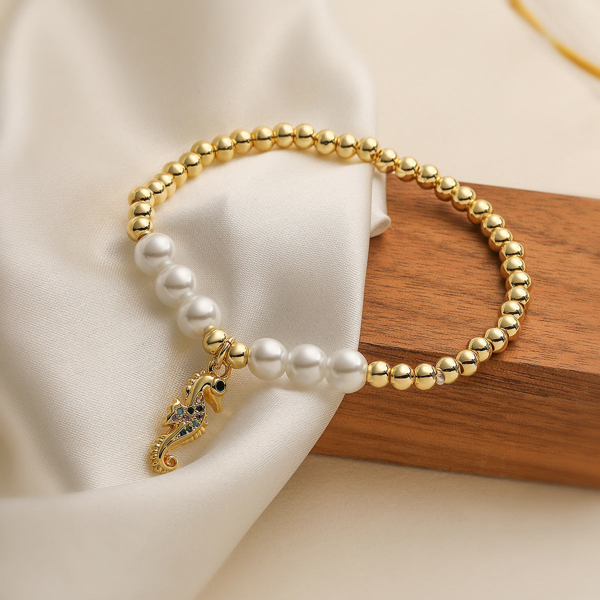 Bracciale con ciondolo a forma di elefante e cavalluccio marino geometrico alla moda con perline in rame, base in rame placcato oro 18 carati, intarsio in zirconi, da donna