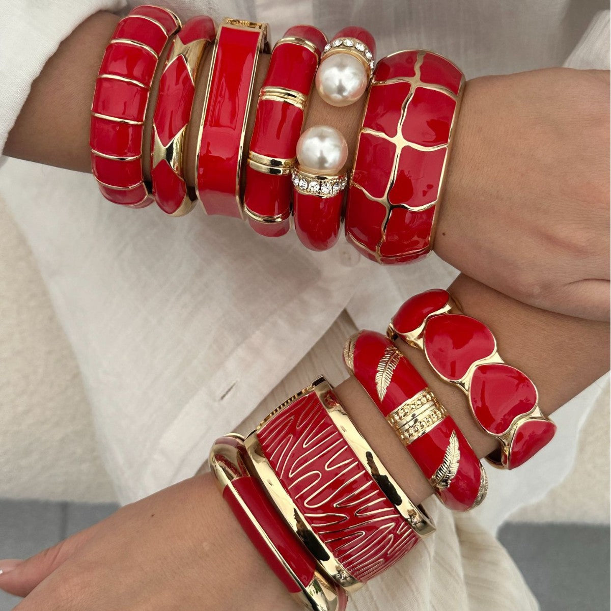 Bracciale in lega geometrico con smalto rosso lussuoso ed elegante