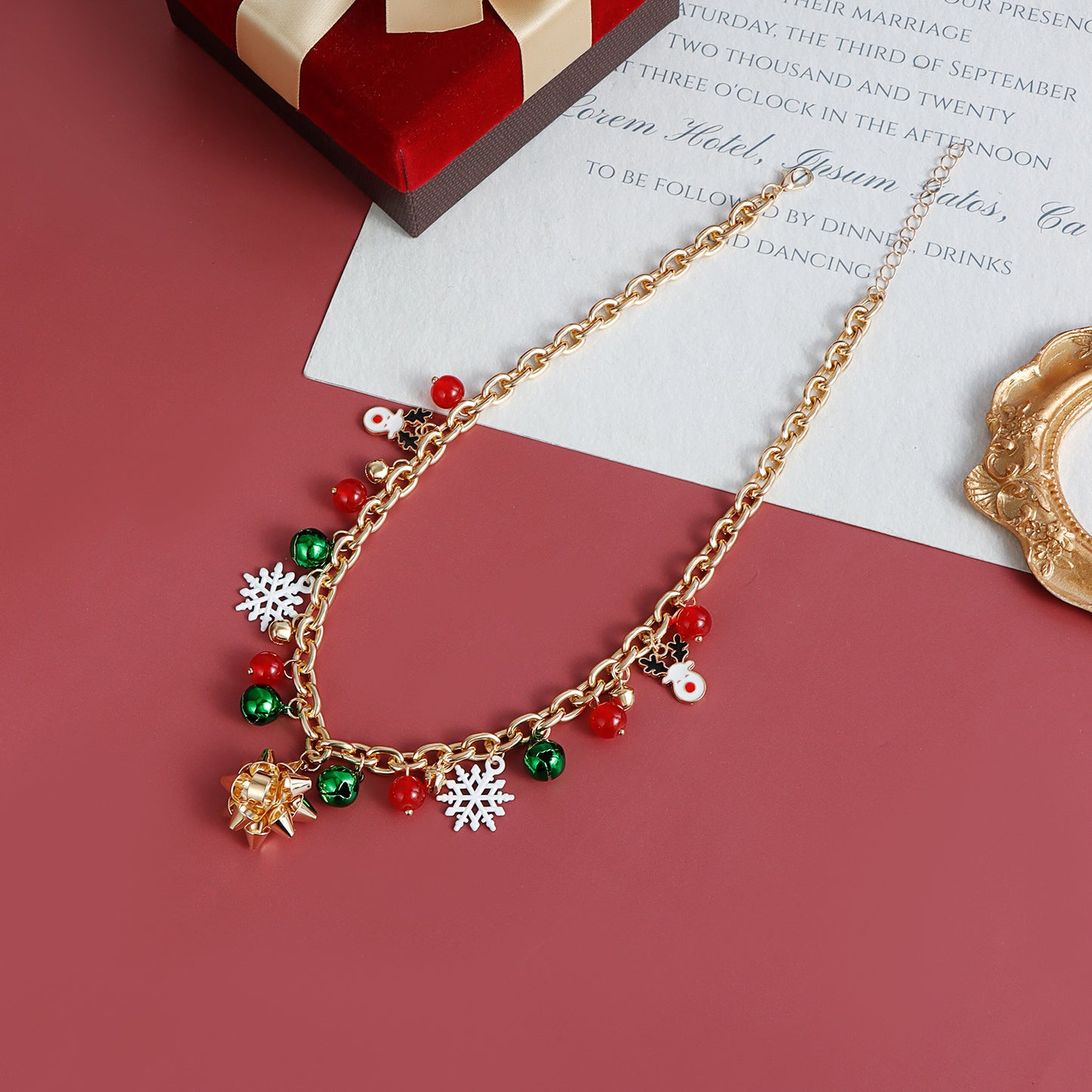 Collar con colgante floral navideño minimalista para mujer, con construcción de aleación, acabado chapado y detalles de campanas 3D multicolor